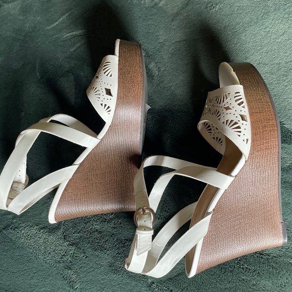 Indigo Rd white strappy wooden wedges - Picture 4 of 7